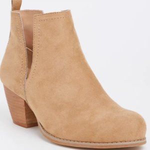 NWT - TORRID TAN V-CUT BOOTIE - SZ 8W